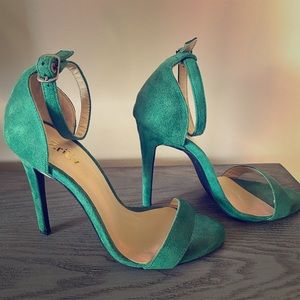 Suede-like heels in dynamic green. To die for!